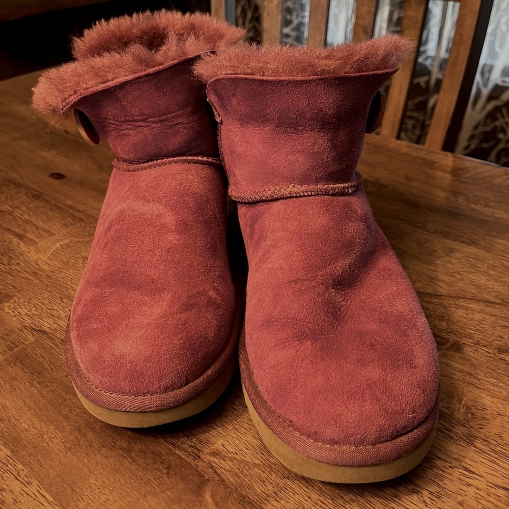 UGG purple short Button Bailey size 8